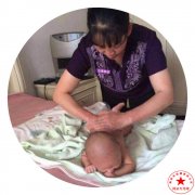 南阳月嫂泓德家政公司_宝宝握拳状态