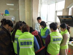 南阳月嫂泓德家政公司_喂奶的正确姿势 ：