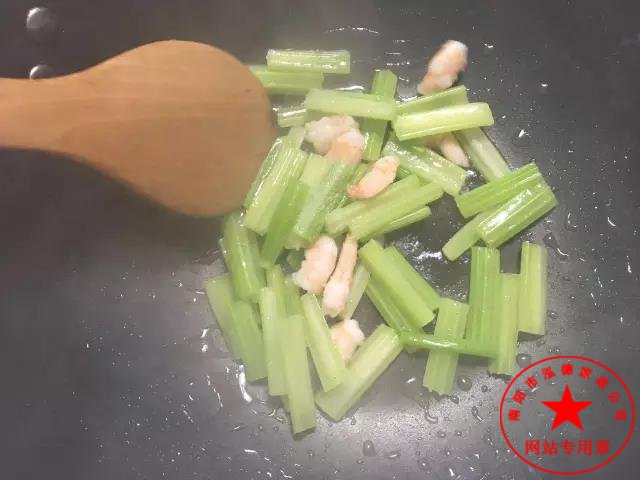 介绍几个虾做的催乳菜。坐月子应该怎么吃？社旗月嫂培训哪家好？